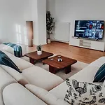 Premium 3br Apartment, Stunning Views Overlooking The Station