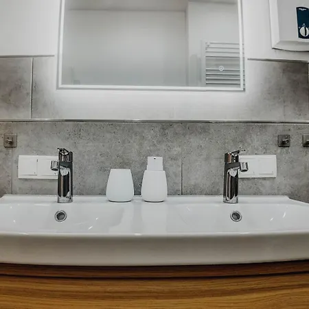 Premium 3br Apartment, Stunning Views Overlooking The Station Apartment