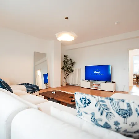 Premium 3br Apartment, Stunning Views Overlooking The Station *