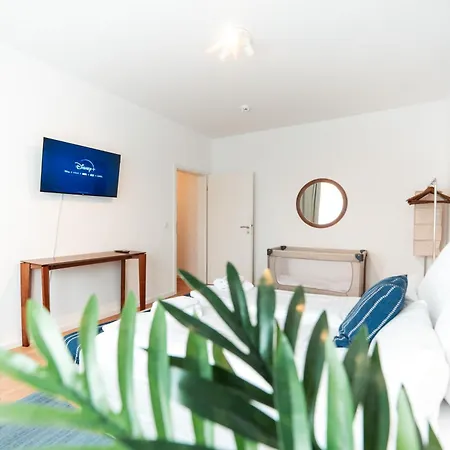 Premium 3br Apartment, Stunning Views Overlooking The Station *