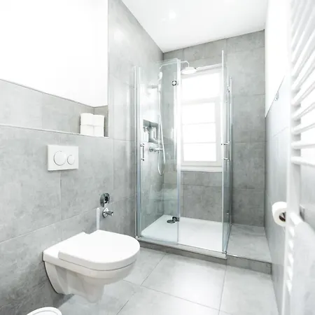 Premium 3br Apartment, Stunning Views Overlooking The Station