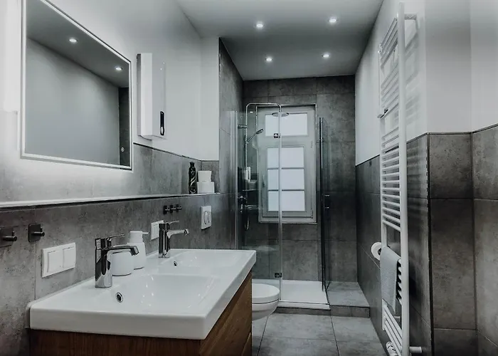 Premium 3br Apartment, Stunning Views Overlooking The Station * Coblenza